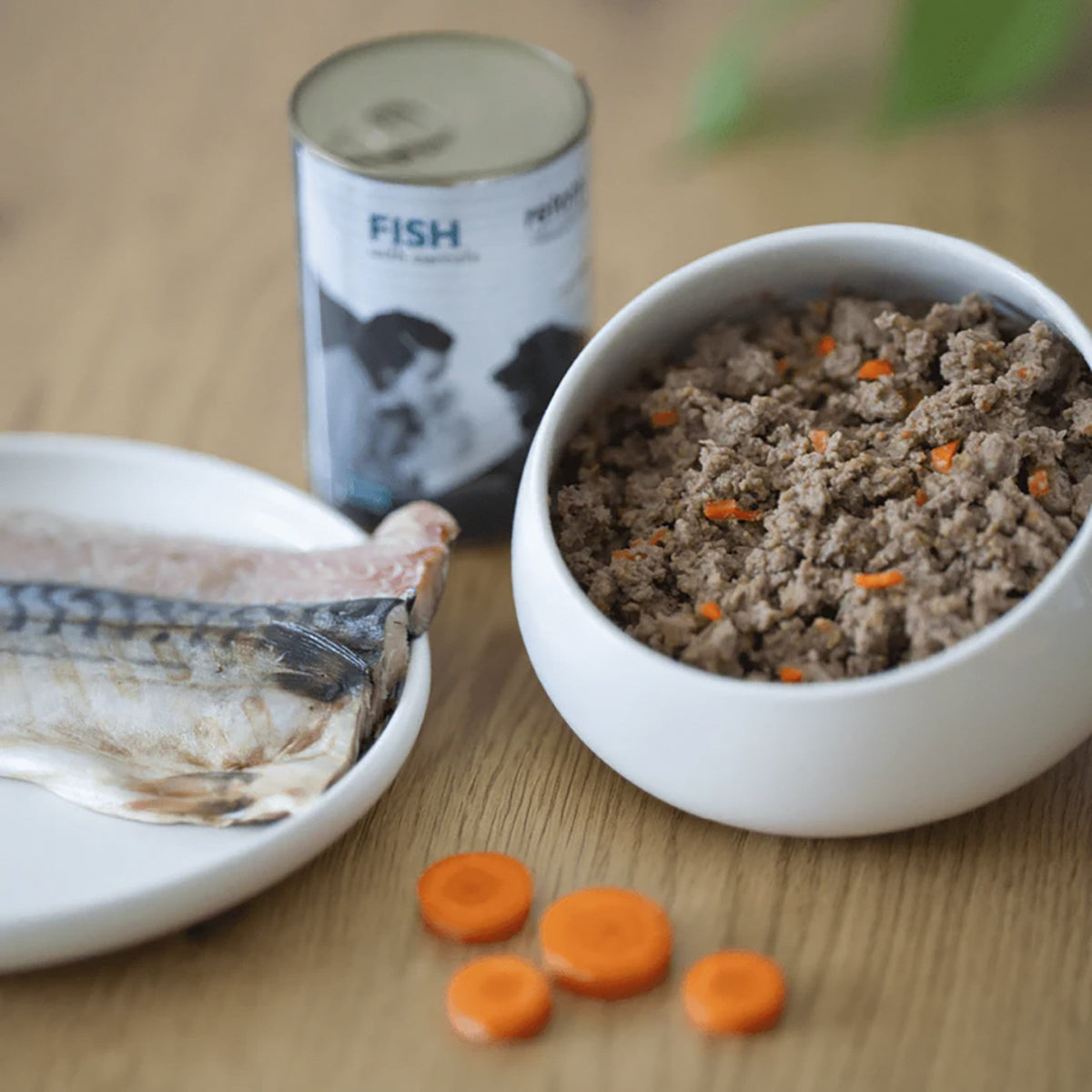 Retorn comida húmeda para perros de pescado con zanahorias
